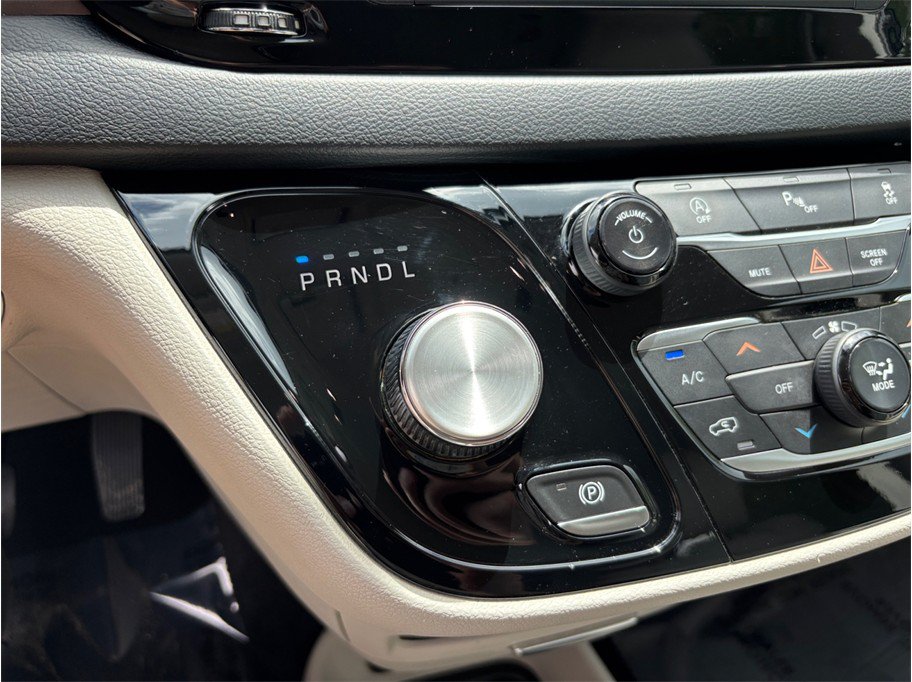 Used 2018 Chrysler Pacifica Touring-L FWD image 32