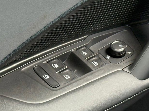 New 2025 Volkswagen Tiguan SE image 29