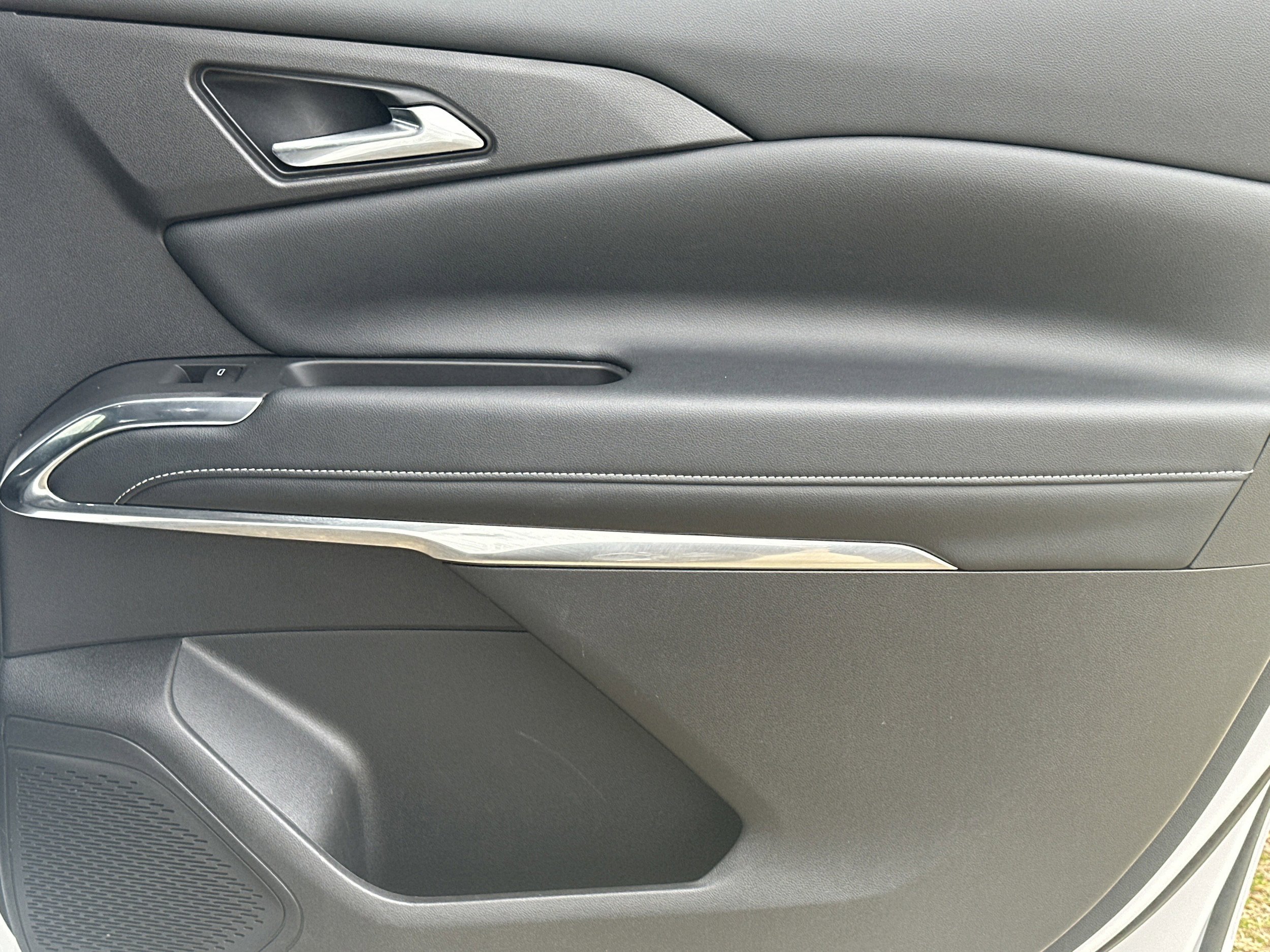 Used 2025 Chevrolet Traverse LT FWD image 16