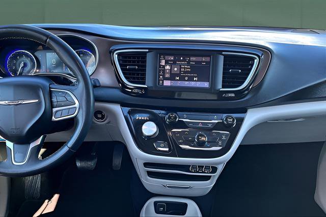 Used 2022 Chrysler Voyager LX image 16