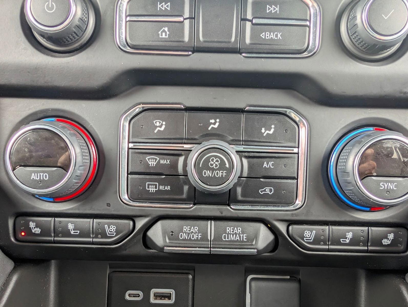 Used 2024 Chevrolet Suburban Premier AWD/4WD image 23