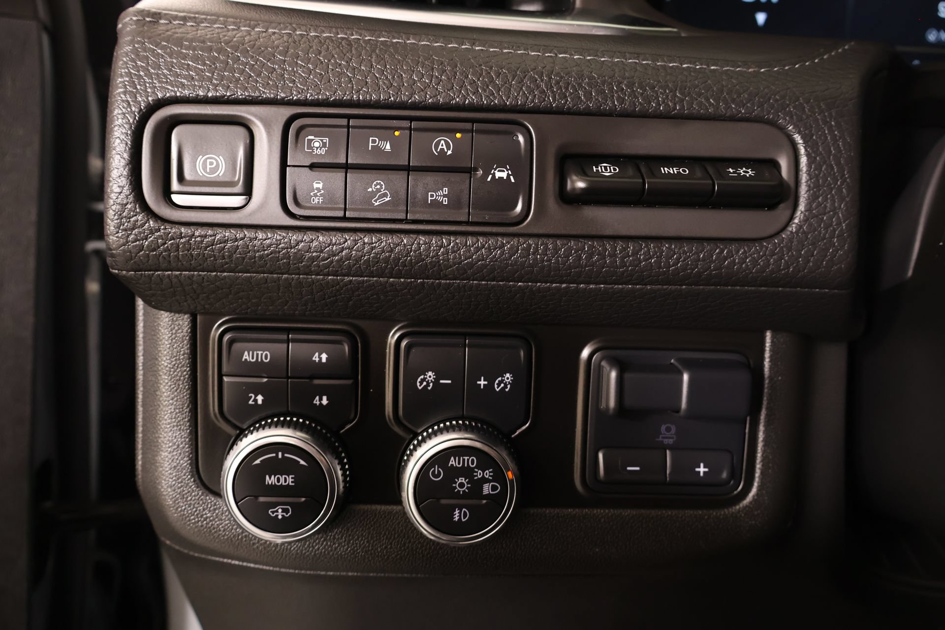 Used 2024 GMC Yukon Denali w/ Denali Reserve Package AWD/4WD image 9