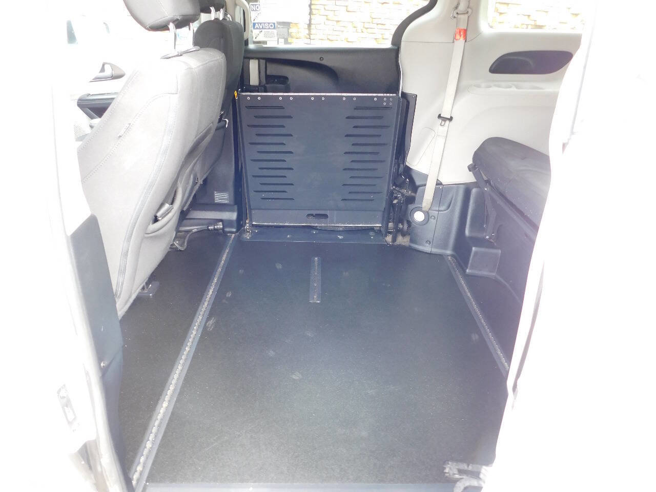 Used 2022 Chrysler Voyager LX image 30