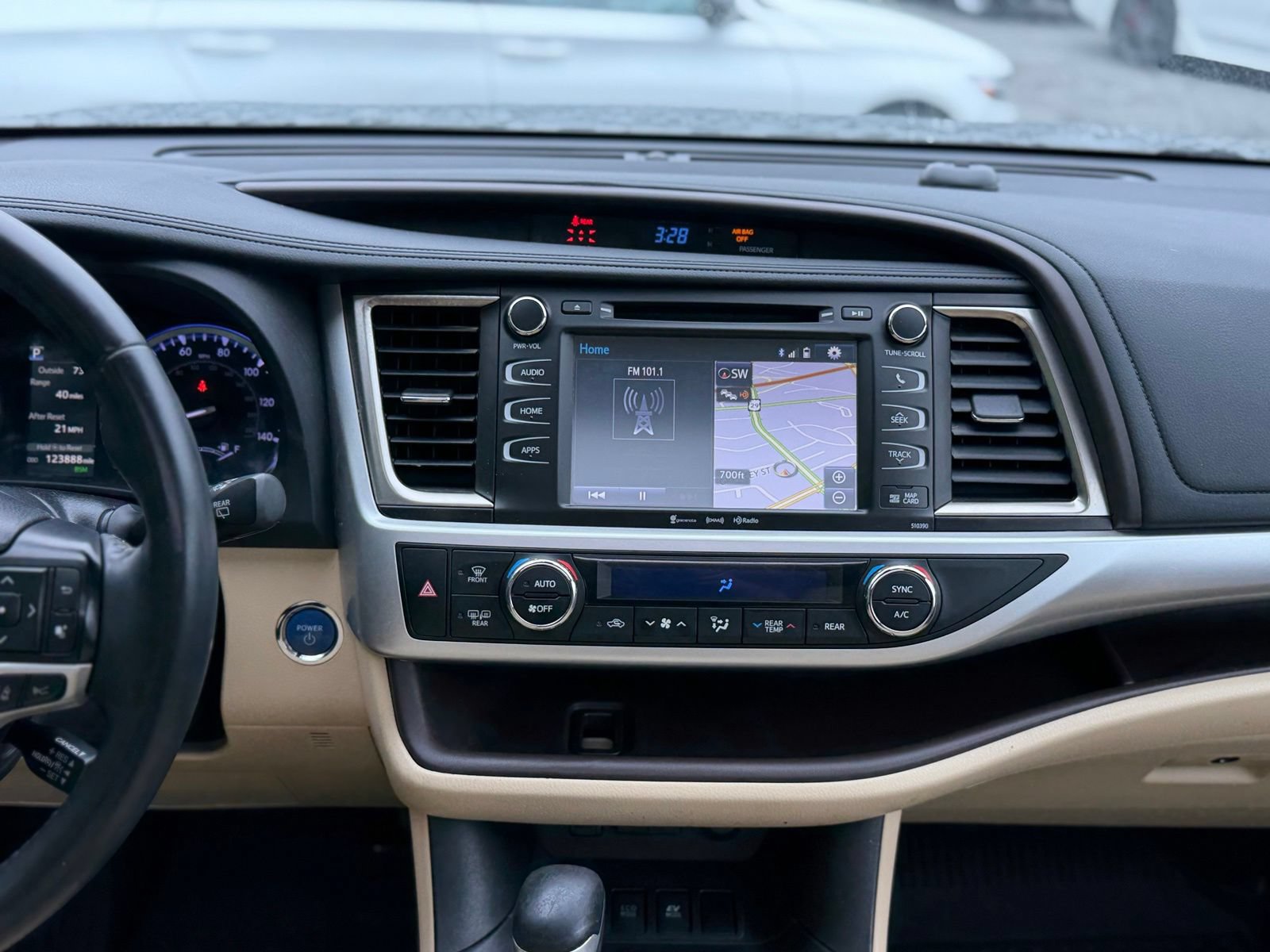 Used 2019 Toyota Highlander XLE AWD/4WD image 28