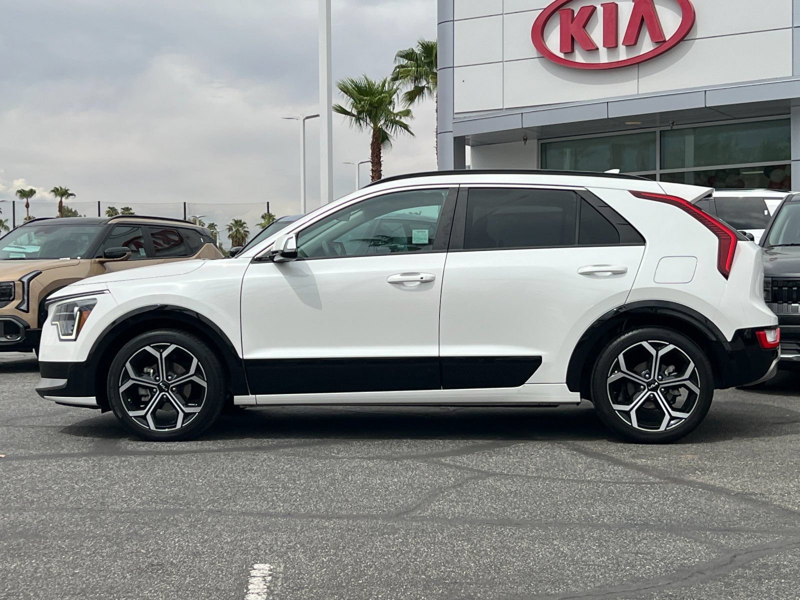 Used 2023 Kia Niro EX Touring FWD image 6