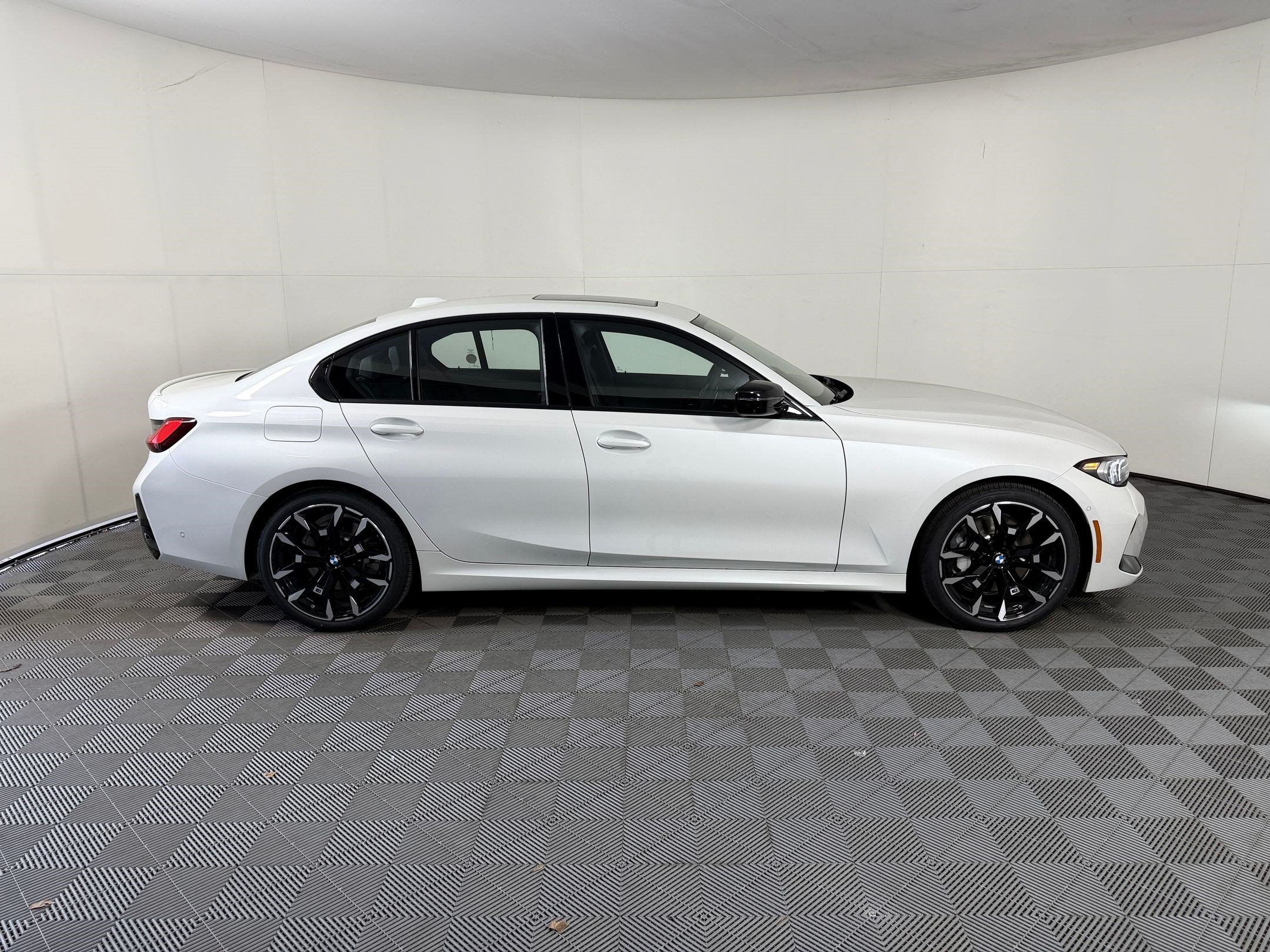 Used 2026 BMW 330i Sedan w/ M Sport Package RWD image 8