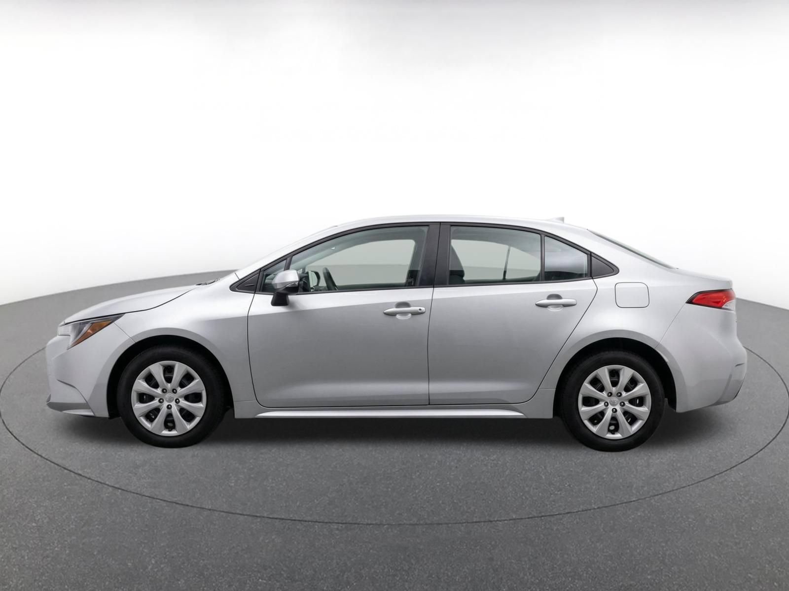 Used 2025 Toyota Corolla LE FWD image 5