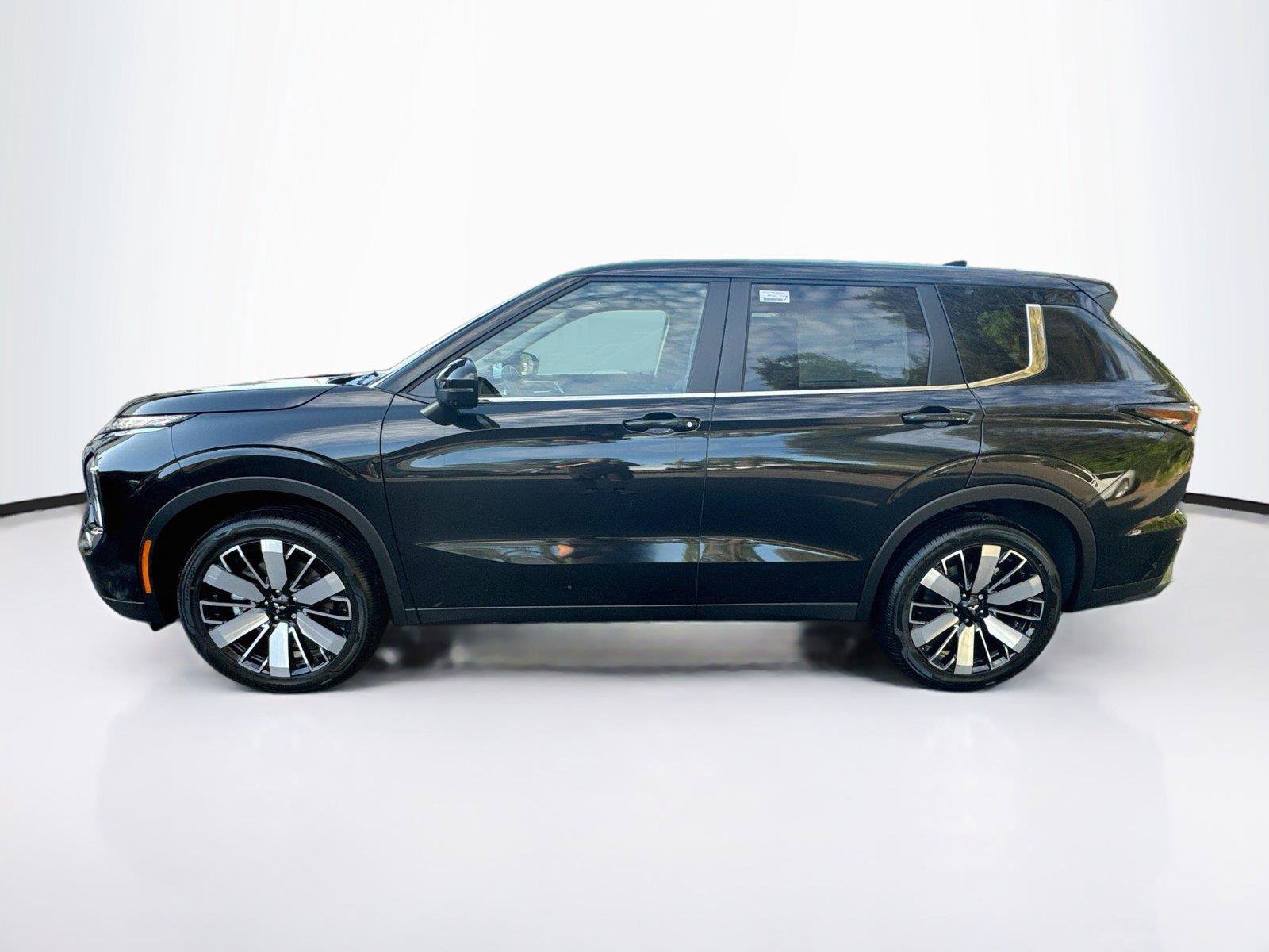 New 2026 Mitsubishi Outlander SE FWD image 2