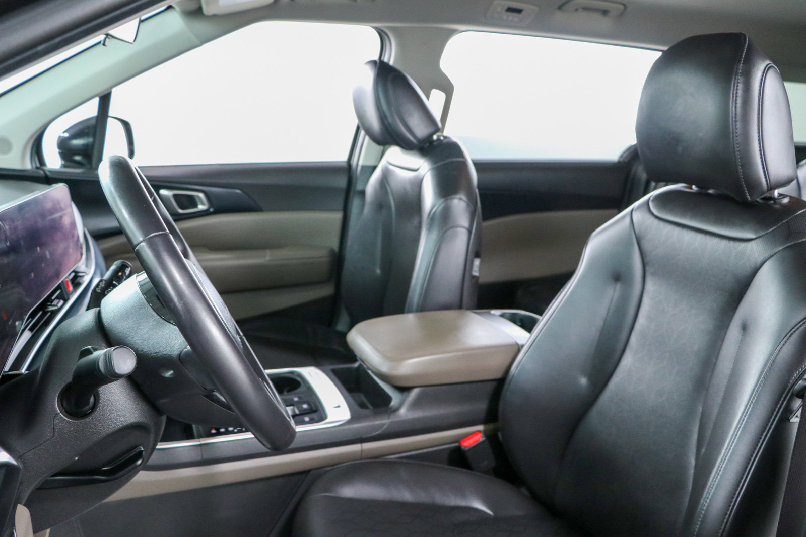 Used 2025 Kia Carnival FWD image 23