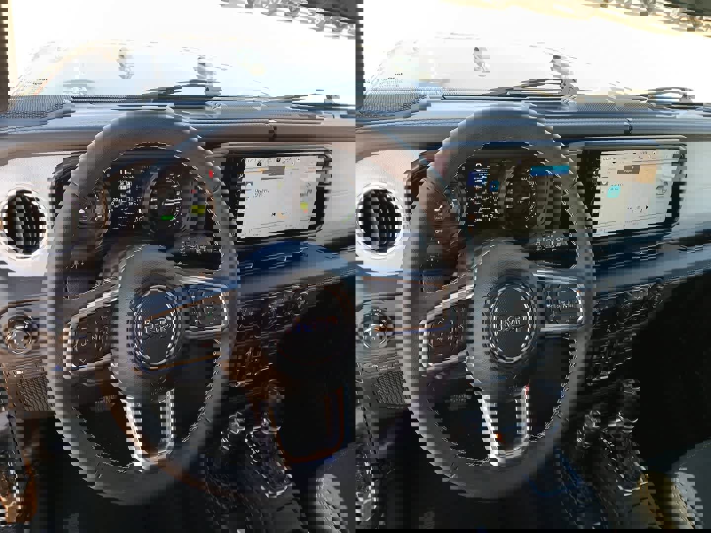 Used 2025 Jeep Wrangler Sahara image 32