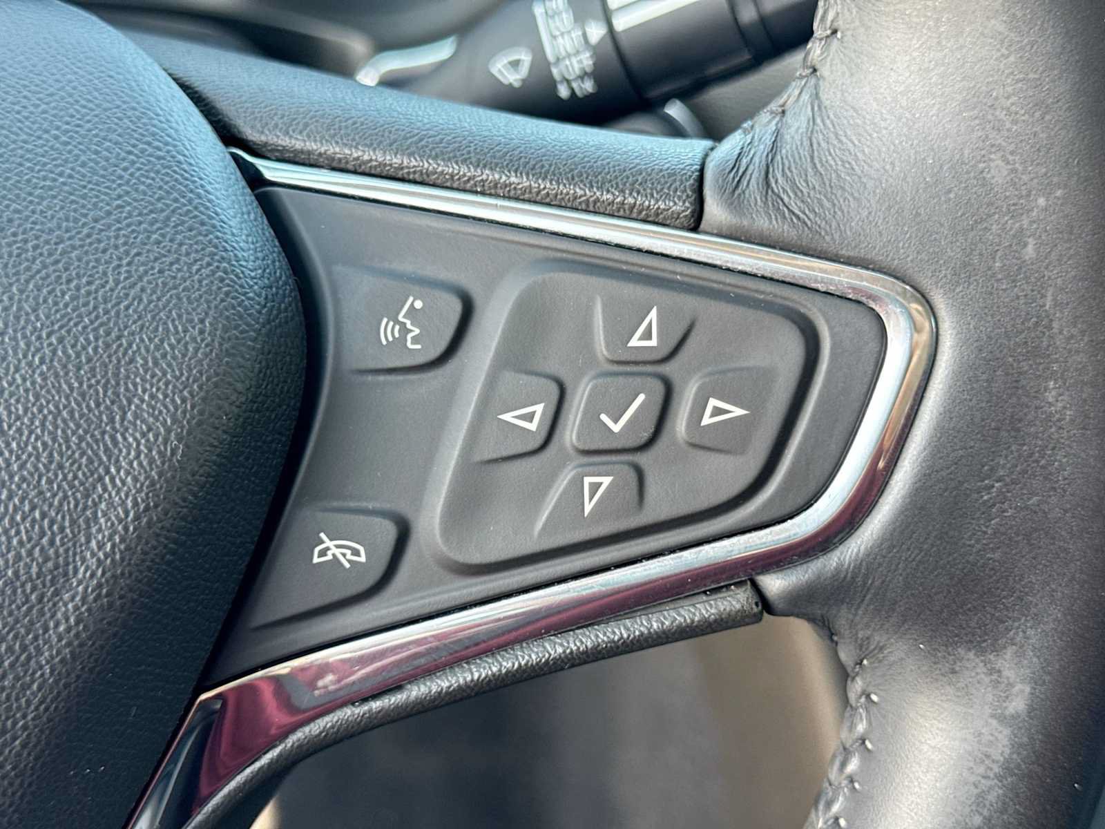 Used 2017 Chevrolet Malibu LT w/ Leather Package FWD image 23
