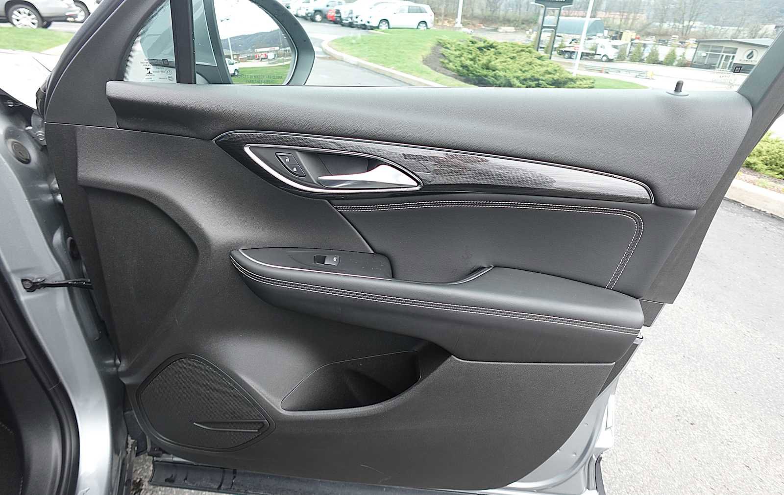 Used 2023 Buick Envision Essence image 25