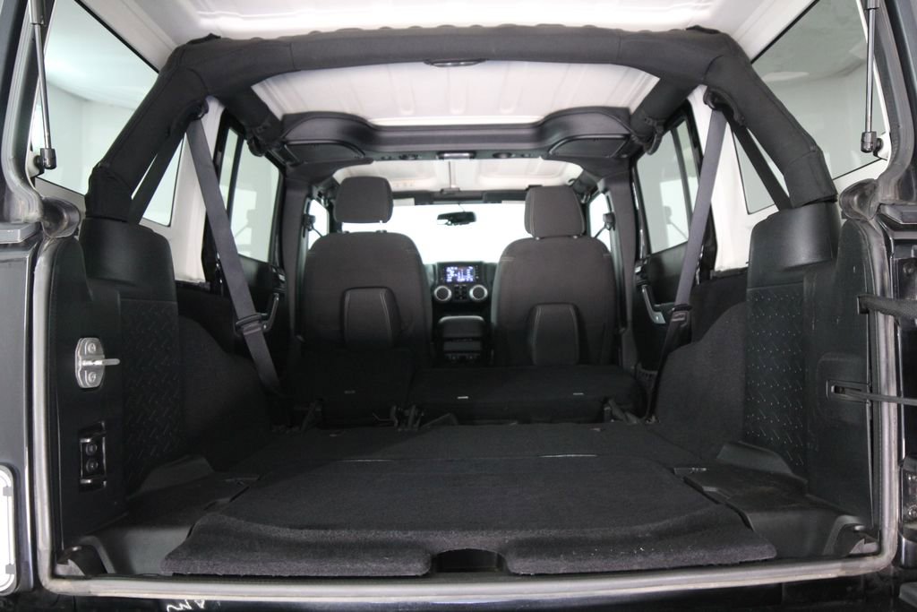 Used 2018 Jeep Wrangler Unlimited Sahara AWD/4WD image 37