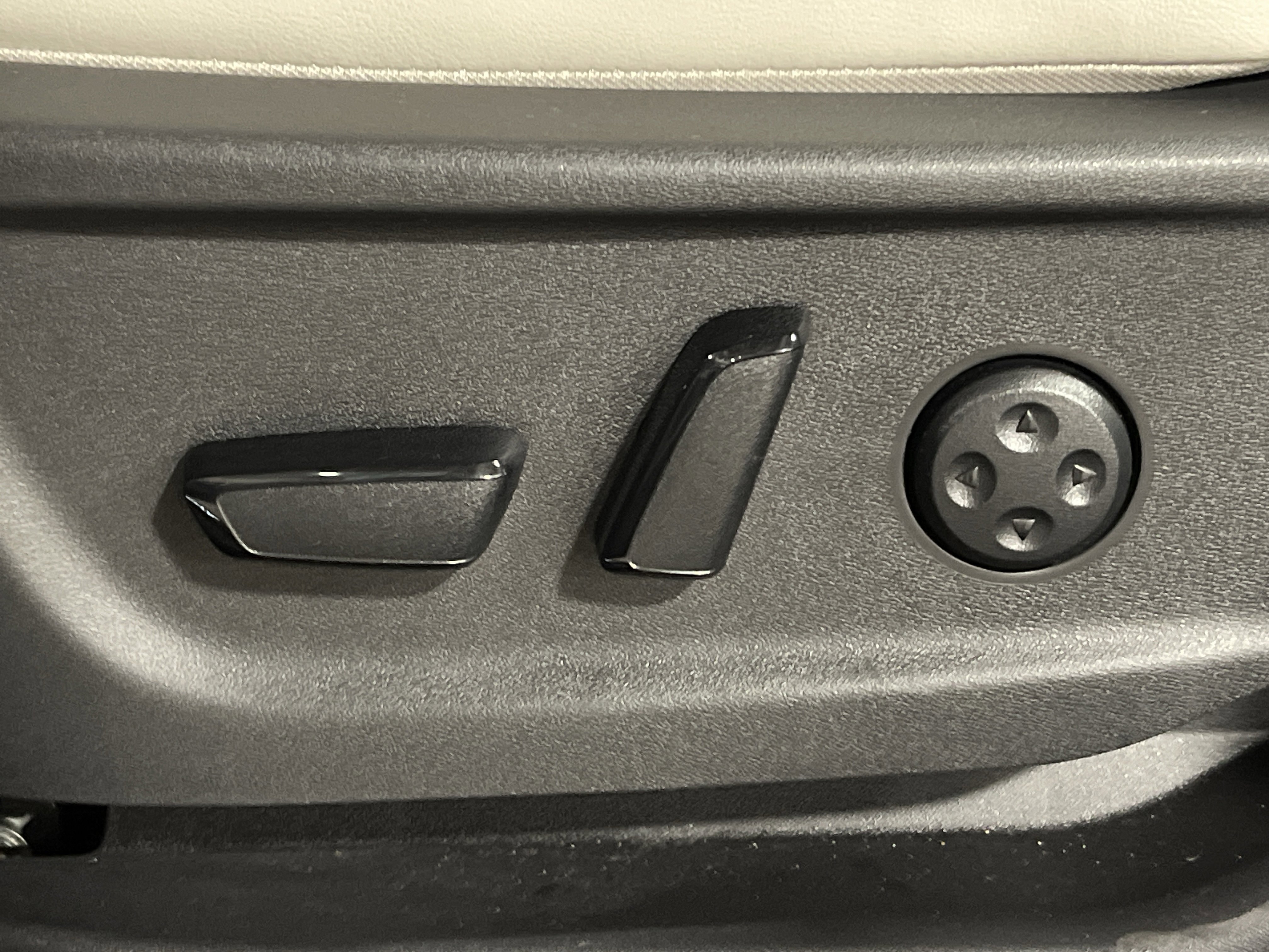 Used 2023 Nissan Ariya AWD image 11