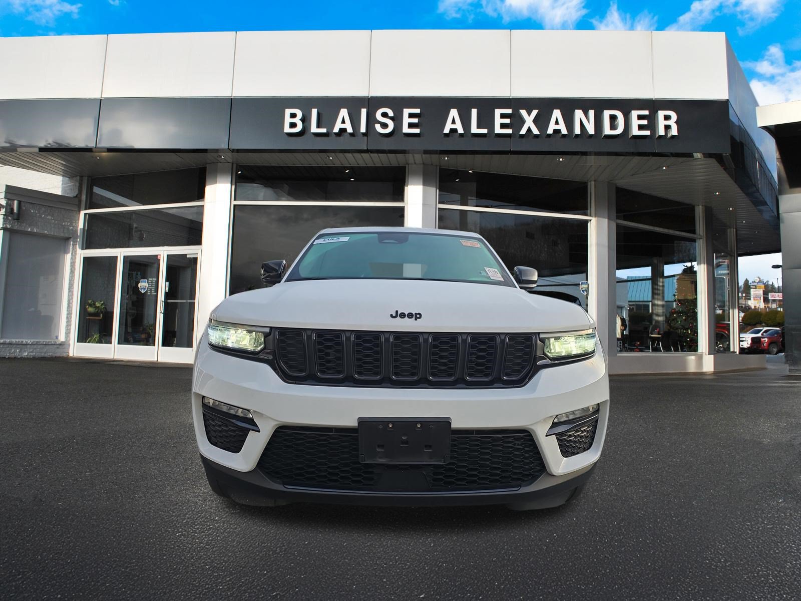 Used 2023 Jeep Grand Cherokee Limited w/ Black Appearance Package AWD/4WD image 10