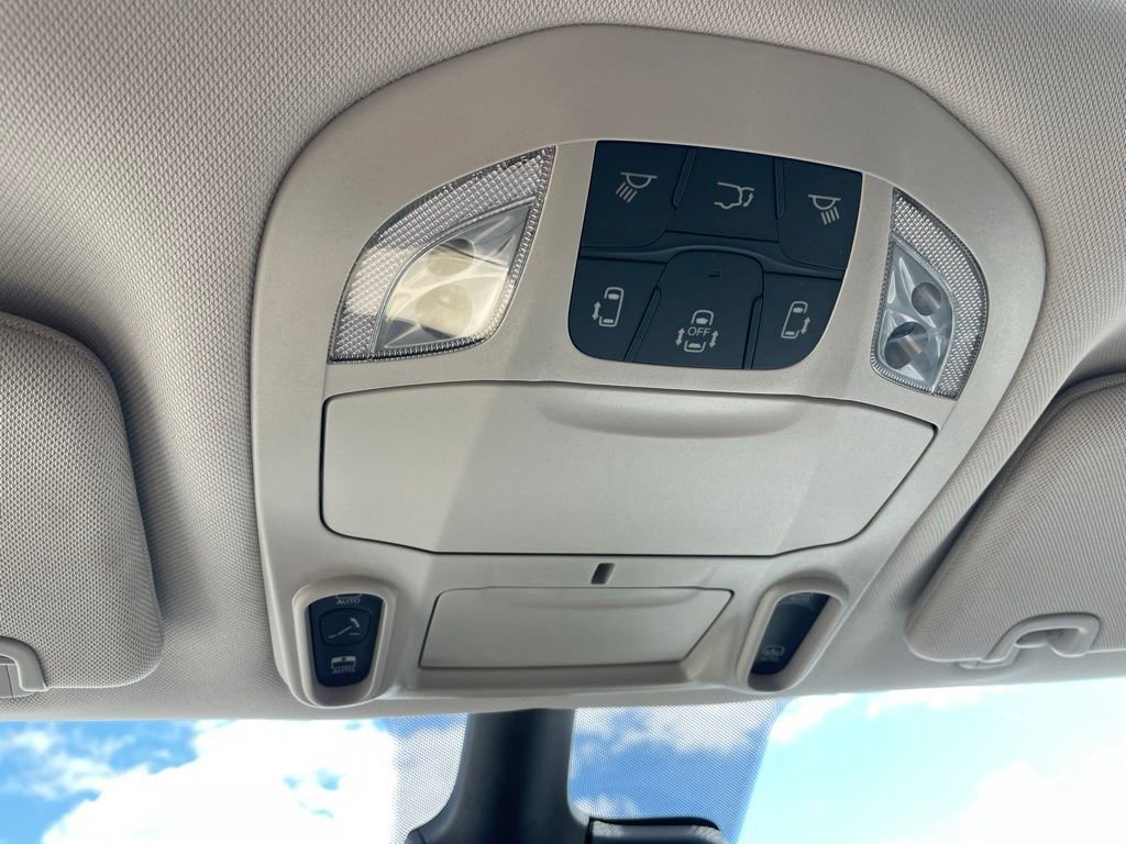 Used 2024 Chrysler Pacifica Limited image 16