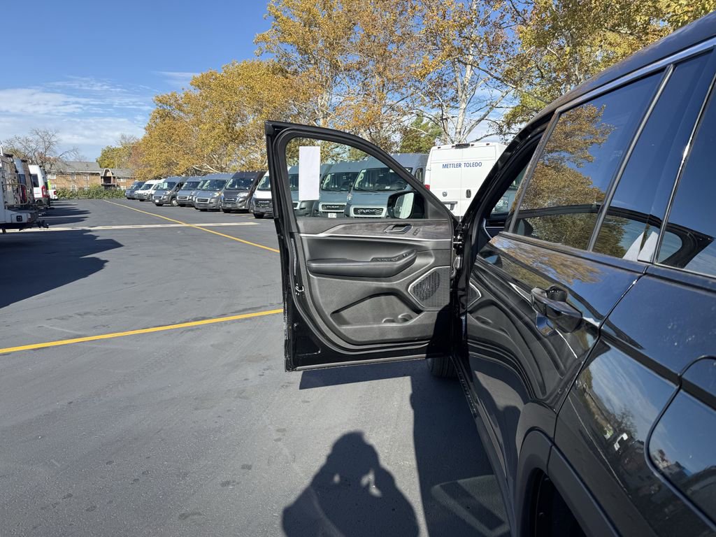 New 2025 Jeep Grand Cherokee L Limited w/ Luxury Tech Group II image 10