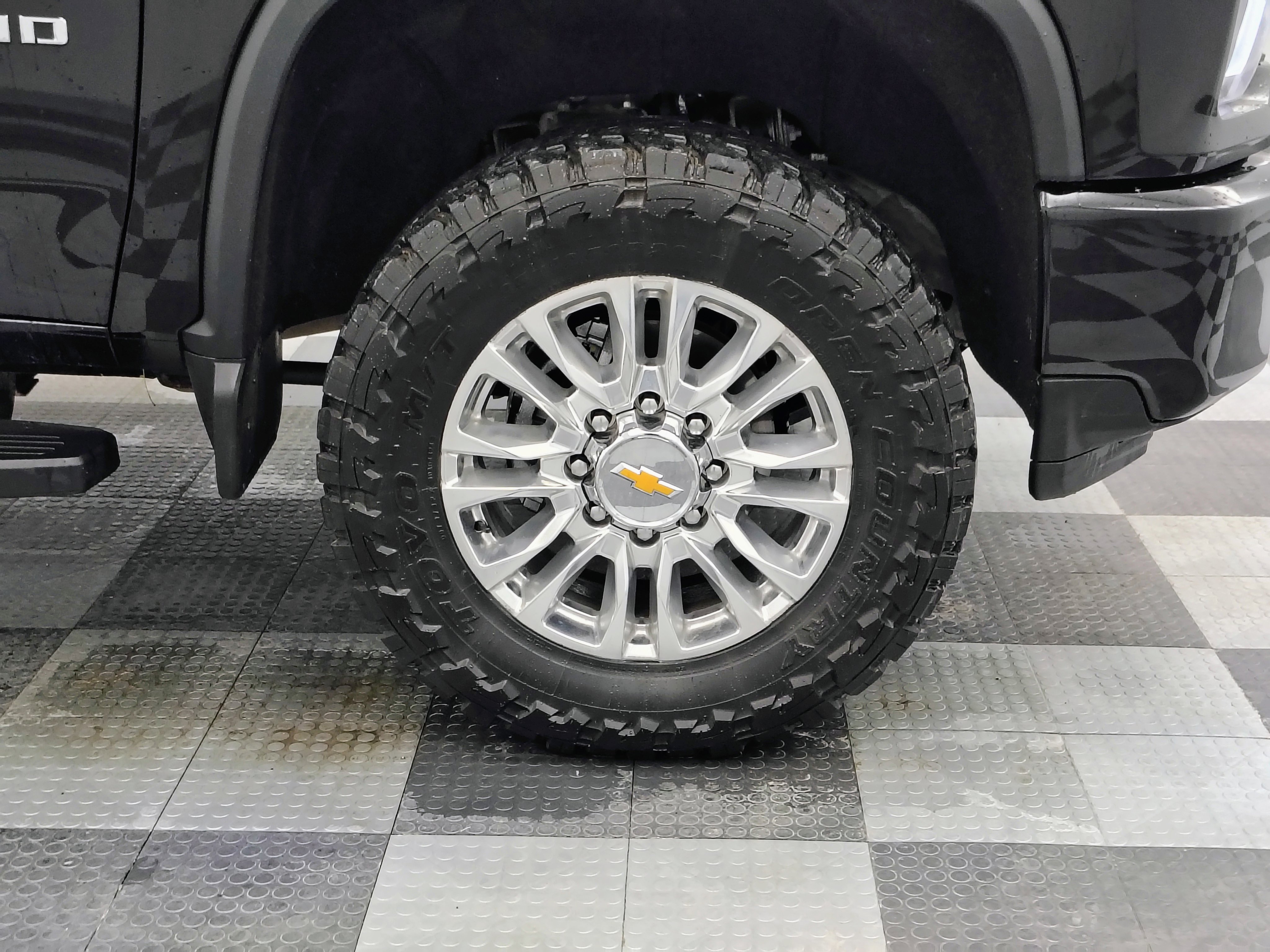 Used 2022 Chevrolet Silverado 3500 High Country w/ Technology Package image 16