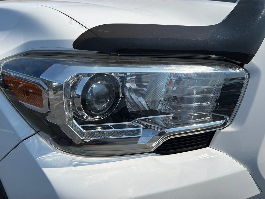 Used 2020 Toyota Tacoma TRD Off-Road AWD/4WD image 11