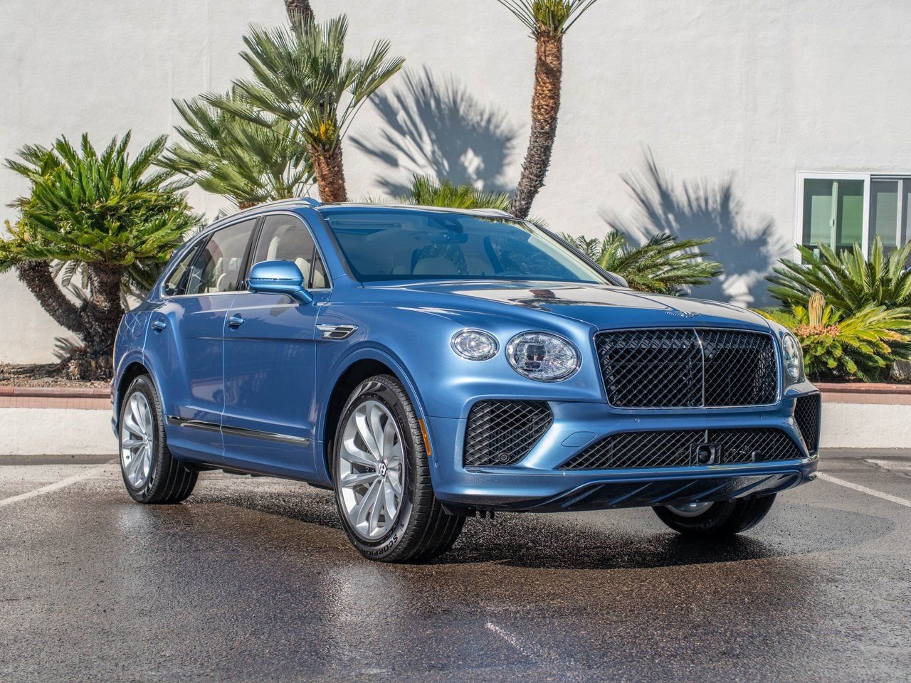 Used 2025 Bentley Bentayga Plug-In Hybrid image 36