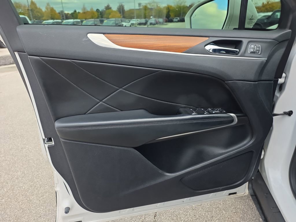 Used 2019 Lincoln MKC Select w/ Select Plus Package image 17