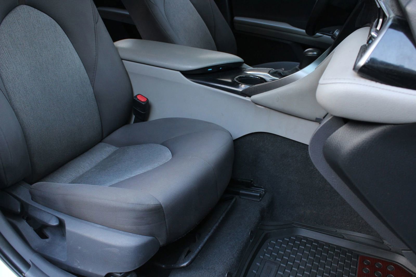 Used 2020 Toyota Camry LE FWD image 25