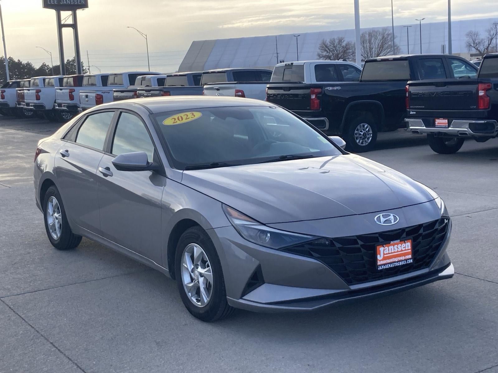 Used 2023 Hyundai Elantra SE FWD image 4