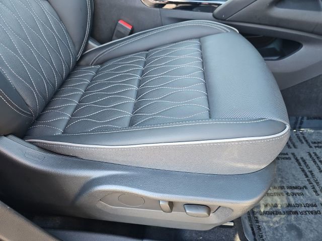 Used 2023 Buick Envision Avenir image 36