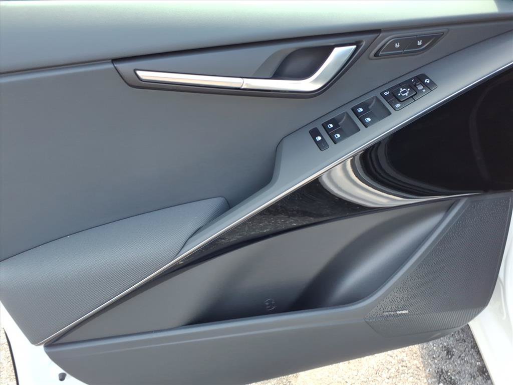 New 2026 Kia Niro FWD image 16