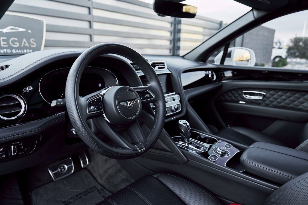 Used 2022 Bentley Bentayga image 2