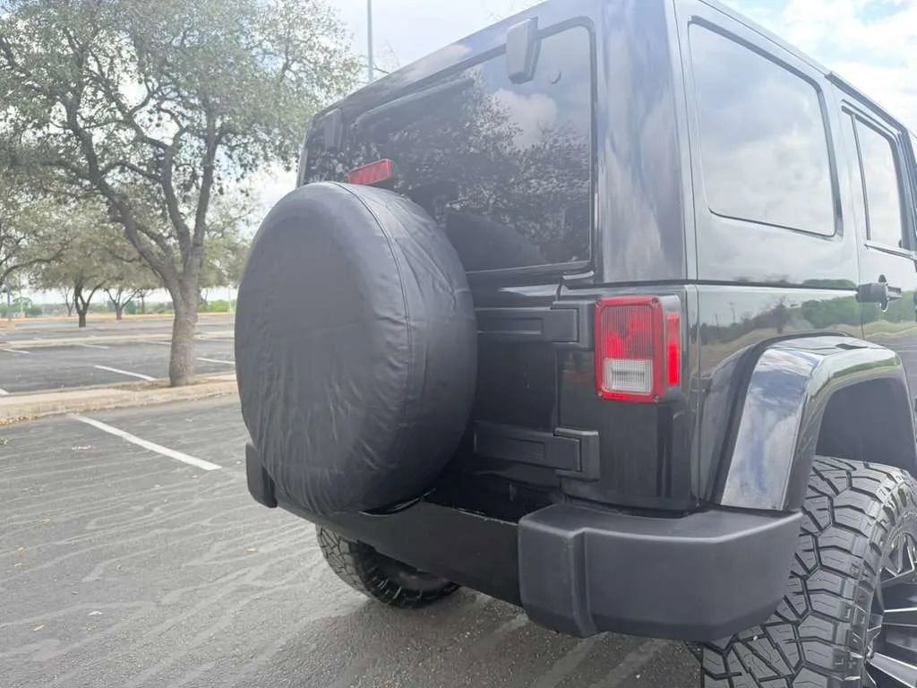Used 2017 Jeep Wrangler Unlimited Sahara w/ Connectivity Group AWD/4WD image 7