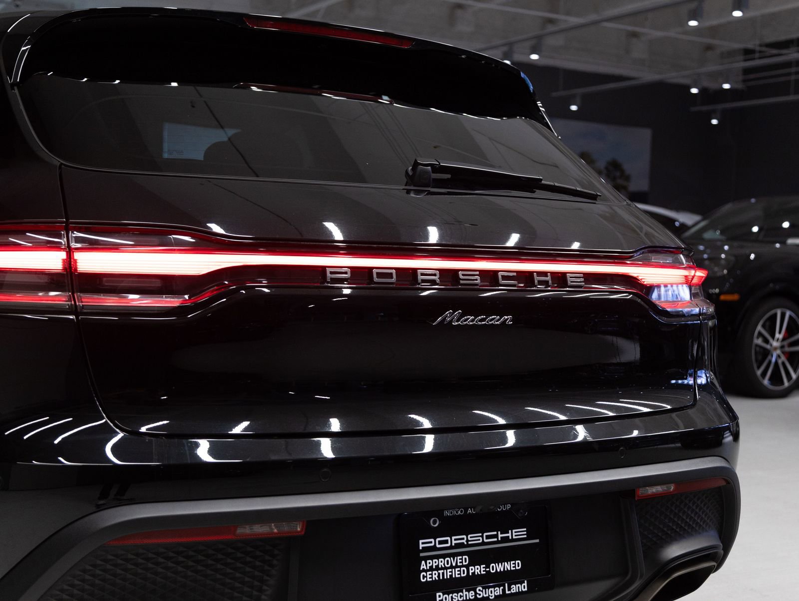 Certified 2023 Porsche Macan AWD/4WD image 31