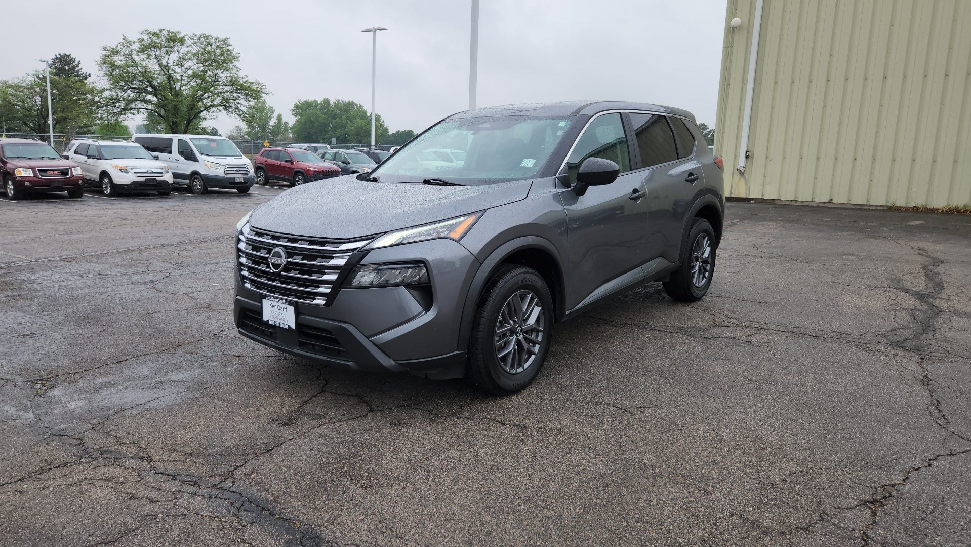 Used 2024 Nissan Rogue S AWD/4WD image 2