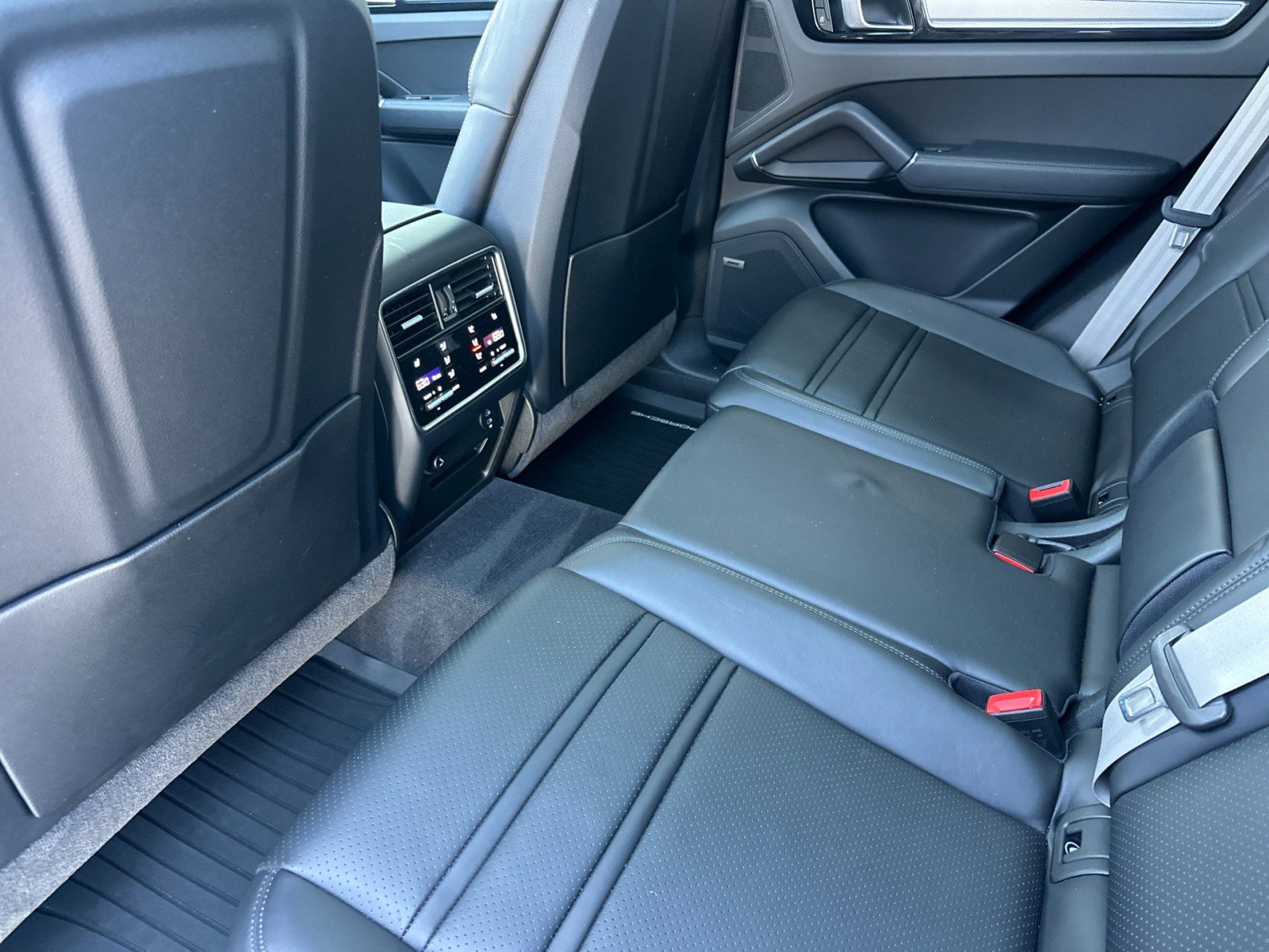 Used 2023 Porsche Cayenne Platinum Edition image 13