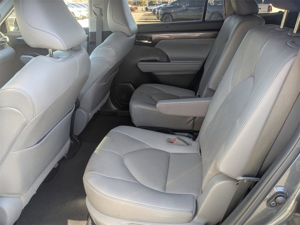Used 2021 Toyota Highlander Platinum image 31