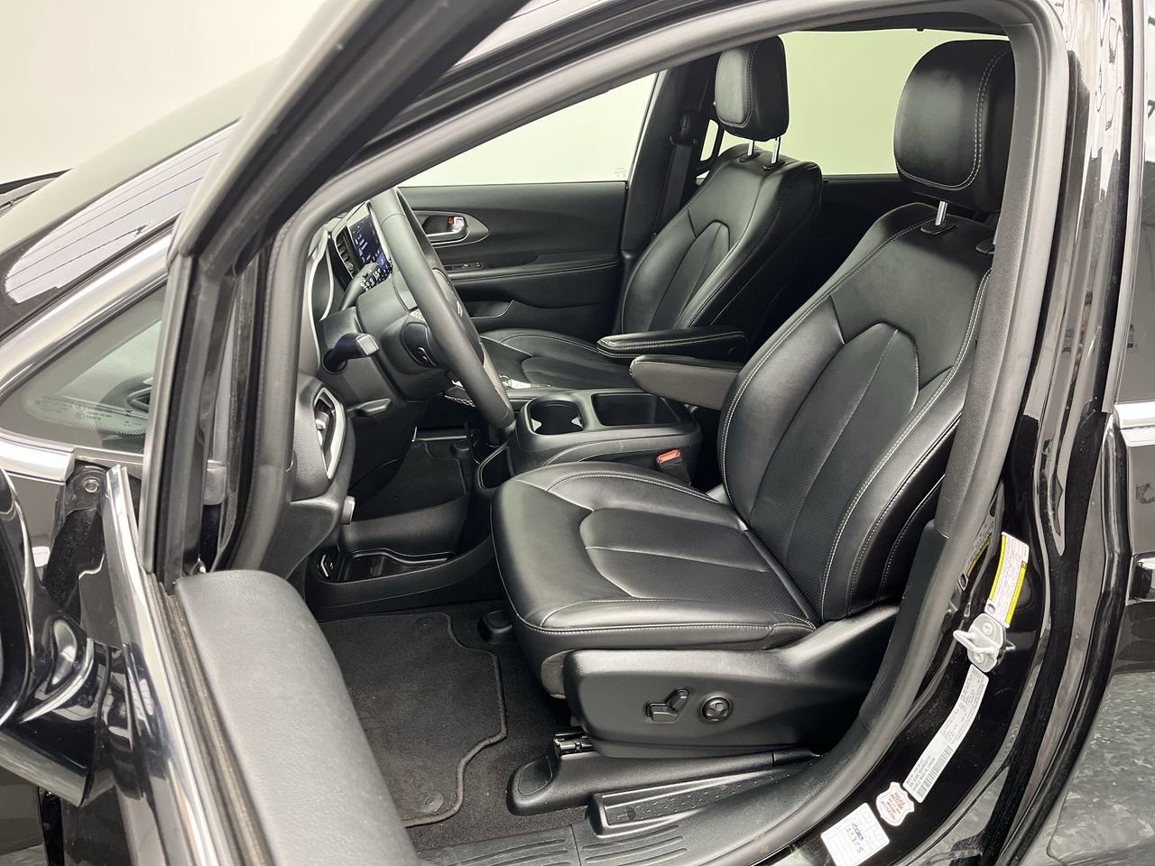 Used 2025 Chrysler Pacifica Select FWD image 8