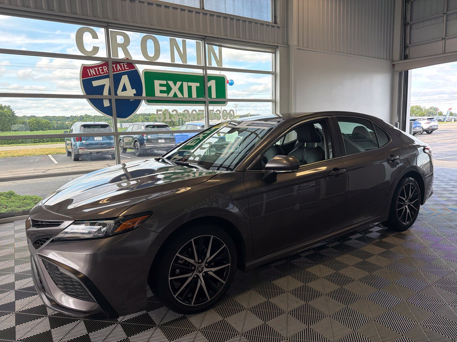 Used 2024 Toyota Camry SE FWD image 3