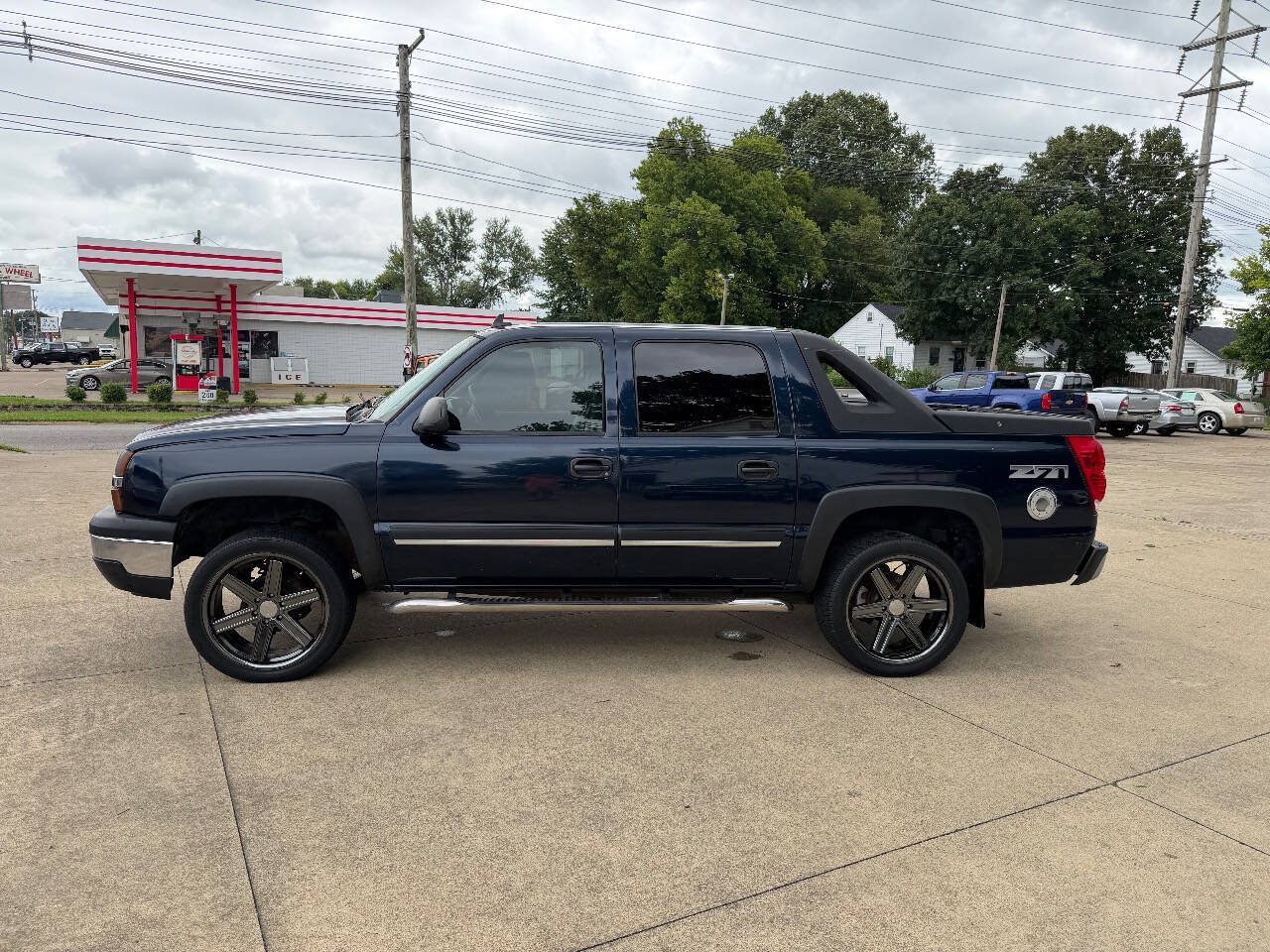 Used 2006 Chevrolet Avalanche Z71 w/ Sun And Sound Package AWD/4WD image 2