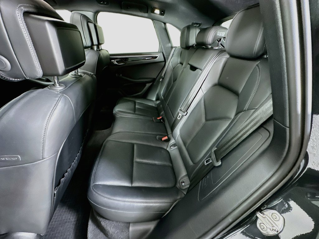 Certified 2023 Porsche Macan S AWD/4WD image 24
