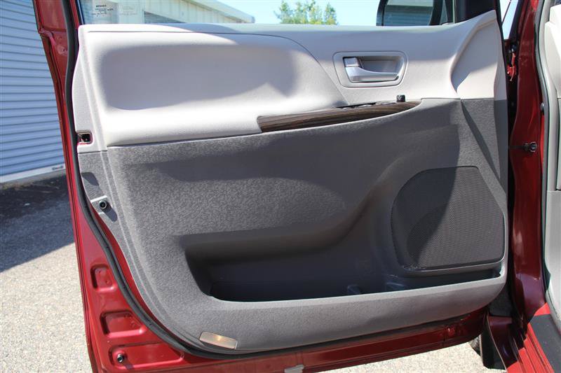Used 2017 Toyota Sienna XLE Premium AWD/4WD image 16