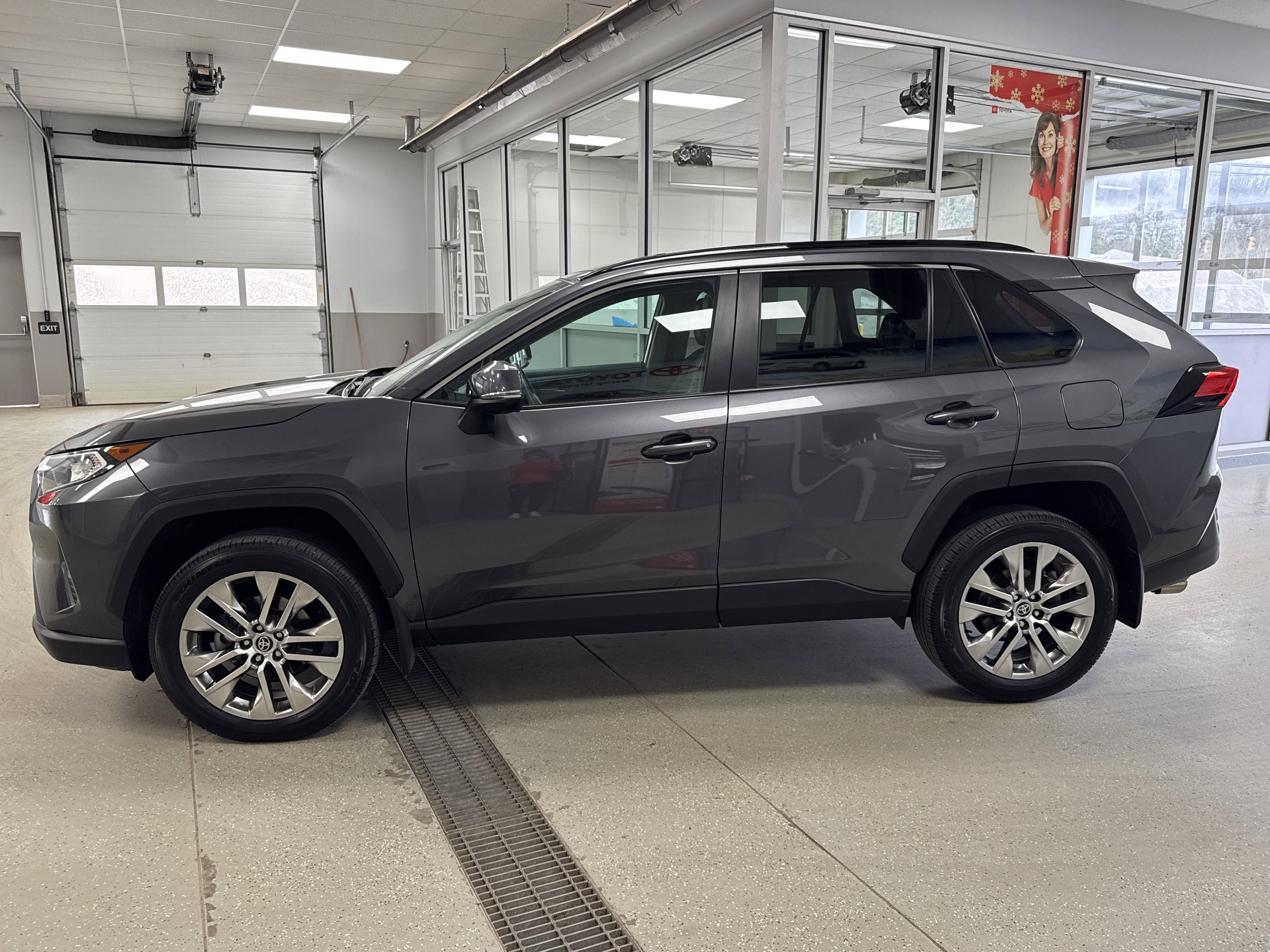 Used 2021 Toyota RAV4 XLE Premium image 5