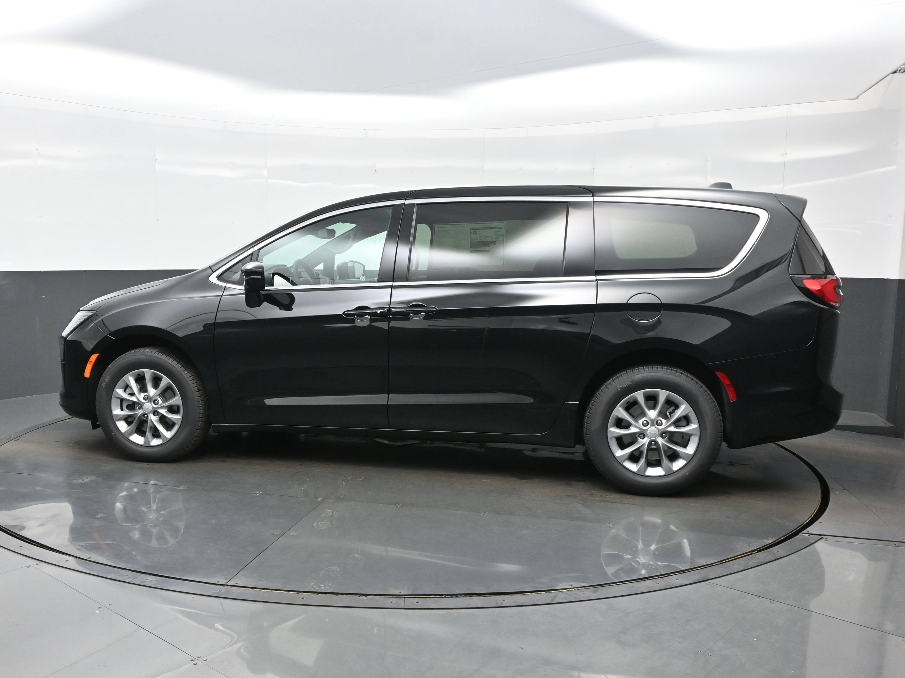 New 2027 Chrysler Pacifica Select AWD/4WD image 4