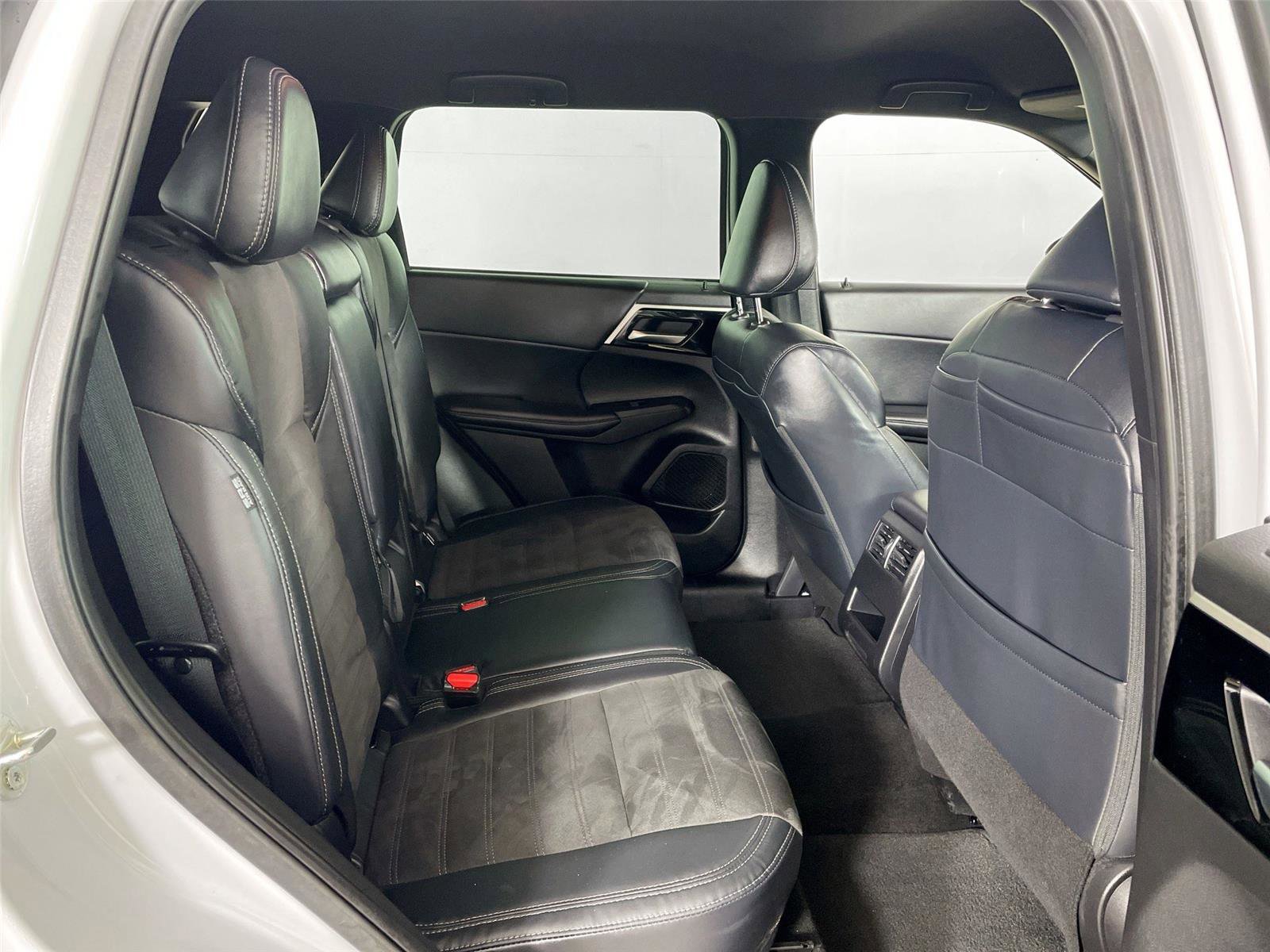 Used 2023 Mitsubishi Outlander SE Black Edition image 26