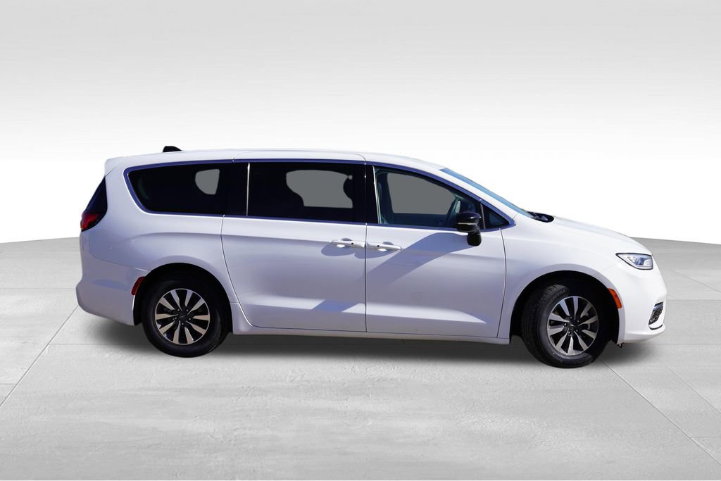Certified 2024 Chrysler Pacifica Limited FWD image 3