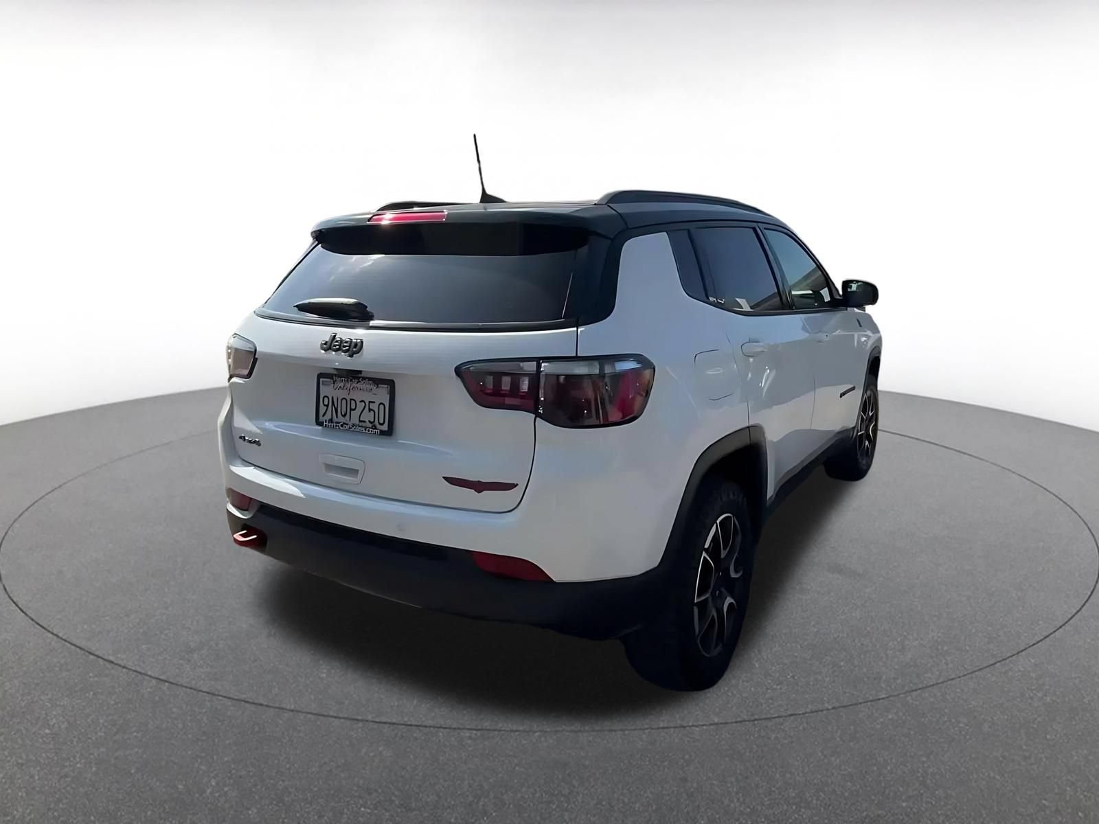 Used 2025 Jeep Compass Trailhawk AWD/4WD image 13