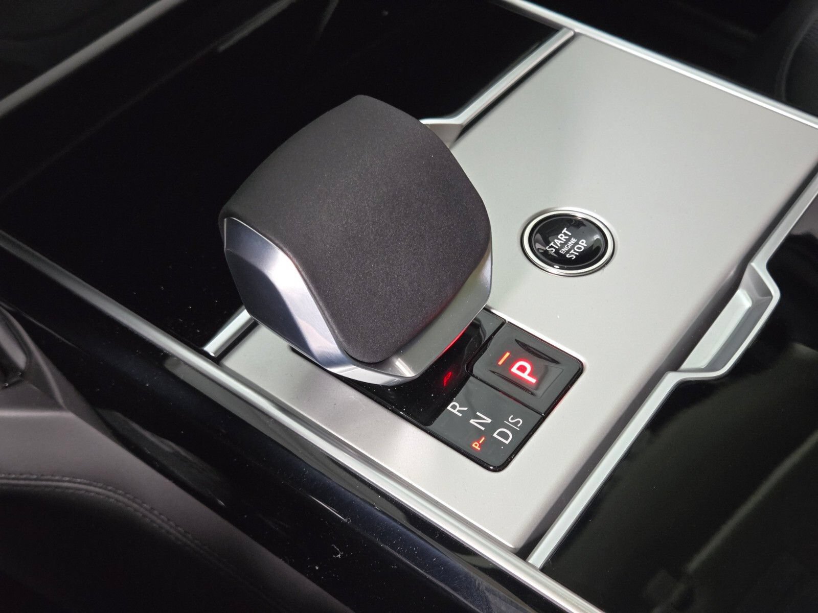 New 2026 Land Rover Range Rover Autobiography AWD/4WD image 32