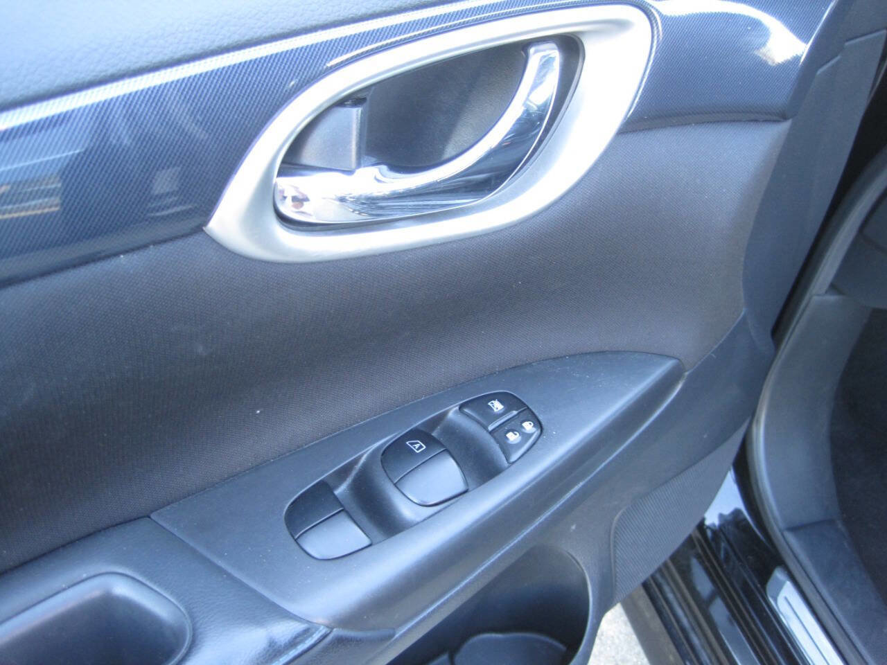 Used 2017 Nissan Sentra SR w/ SR Midnight Edition image 18