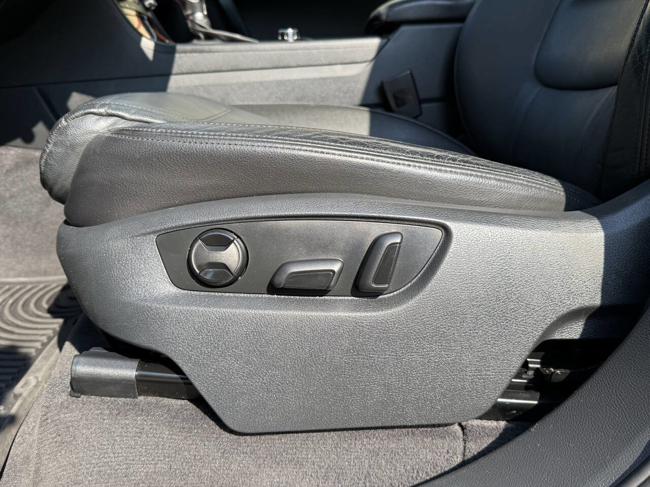 Used 2012 Volkswagen Touareg Sport image 39