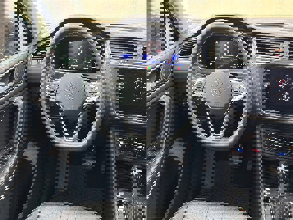 Used 2023 Volkswagen Tiguan SE image 24