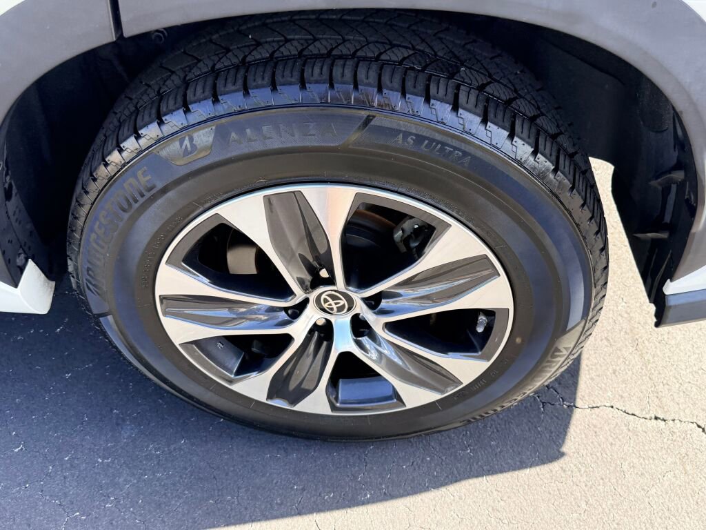 Used 2021 Toyota Highlander XLE image 9